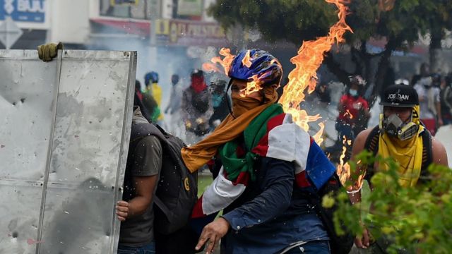 Un manifestante es impactado por un cocktail molotov durante las protestas en Cali, Colombia, el 3 de mayo.
